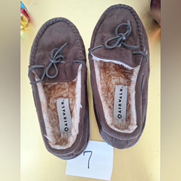 Men's AIRWALK Moccasin Slippers, Size 7 - Picture 2 of 5